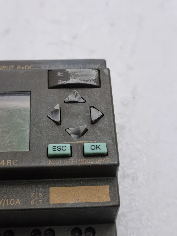 USED SIEMENS 6ED1052-1MD00-0BA5 LOGO PLC MODULE 12/24RC 12/24VDC (MINOR DAMAGED)